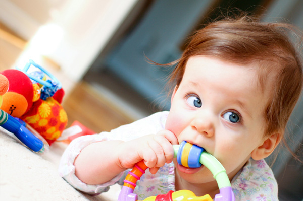Trẻ em là nhóm đối tượng có khả năng bị nhiễm độc chì cao từ những đồ chơi hàng ngày mà cha mẹ không hay biết. (Ảnh: Internet)