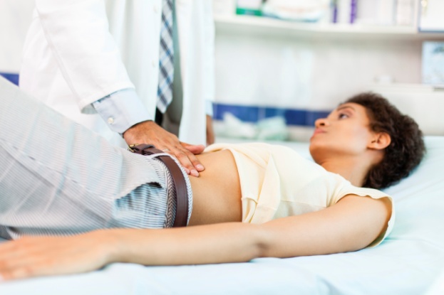 U xơ tử cung lớn có thể gây áp lực lên trực tràng khiến chị em hay bị táo bón