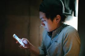 Ánh sáng xanh của màn hình điện thoại trong bóng tối rất có hại cho đôi mắt và khiến nhiều người già quá nhanh. Ảnh minh họa.