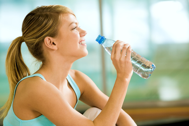 Uống đủ nước cũng là cách giúp cải thiện khản tiếng