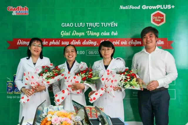 Đại diện Lãnh đạo Báo Gia đình và Xã hội, ông Trần Tuần Linh tặng hoa cho các khách mời.