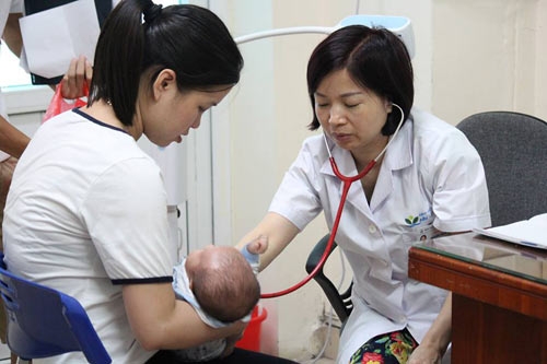 TS Nguyễn Thị Út đang khám cho một bệnh nhi rất nhỏ tuổi tại phòng khám tiêu hóa - BV Nhi