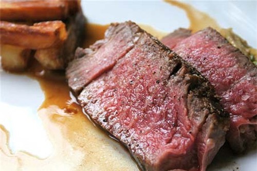 Để đảm bảo an toàn và sức khỏe, bạn nên nấu chín thịt bò trước khi ăn chứ không nên ăn tái.