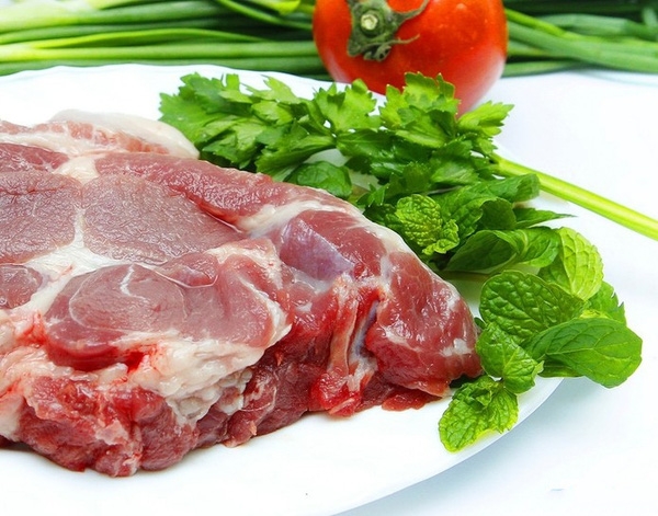 Thịt lợn sạch đơn giản là thịt con lợn không nuôi bằng cám tăng trọng và không bị tiêm thuốc tạo nạc. (Ảnh minh họa: Internet)