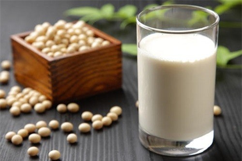 Sữa đậu nành cũng nằm trong danh sách những loại thực phẩm kiêng kỵ với các món trứng. (Ảnh: nguồn internet).