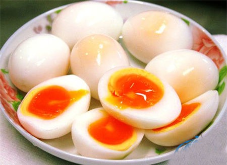 Ăn trứng chưa được chế biến chín chẳng khác nào rước bệnh vào người. (Ảnh: nguồn internet).