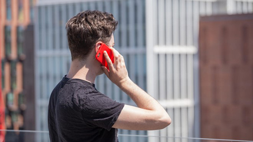 Sự có mặt của một chiếc điện thoại di động trong khi hai hoặc nhiều người đang nói chuyện mặt đối mặt có thể tạo ra những cảm xúc tiêu cực đối với người đang sử dụng nó. (Ảnh minh họa)