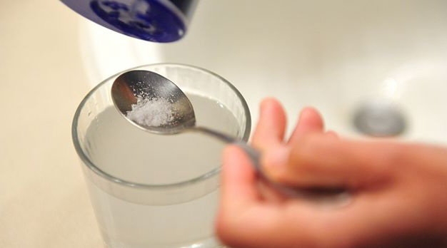 Súc miệng bằng nước muối giúp giảm đau cổ họng và chống nhiễm trùng - Ảnh: wikihow.com