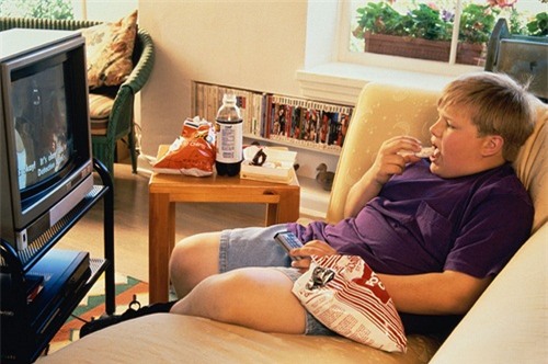 Không chỉ tăng nguy cơ béo phì, việc xem tivi quá nhiều còn là nguyên nhân gây dẫn tới nhiều căn bệnh ung thư. (Ảnh minh họa).