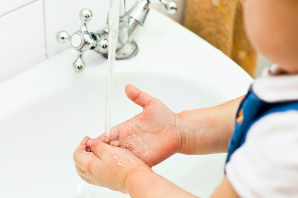 Đôi bàn tay sạch sẽ khi lòng bàn tay, mu, các ngón, kẽ ngón đều được diệt khuẩn.