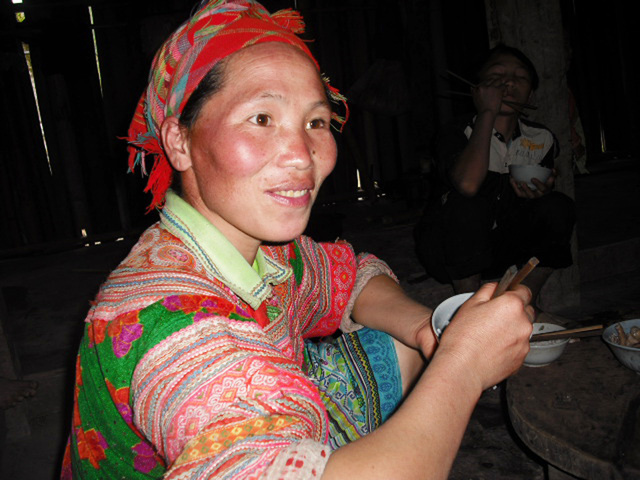Người phụ nữ Mông ở bản Pù Hao cũng khoái Chí Chiền Chùa. (ảnh: TG)