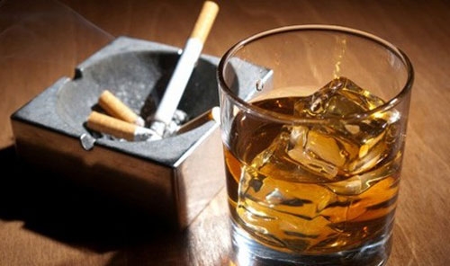 Rượu và thuốc lá chính là cặp bài trùng khiến gây hại cho vòm họng của bạn. (Ảnh minh họa).
